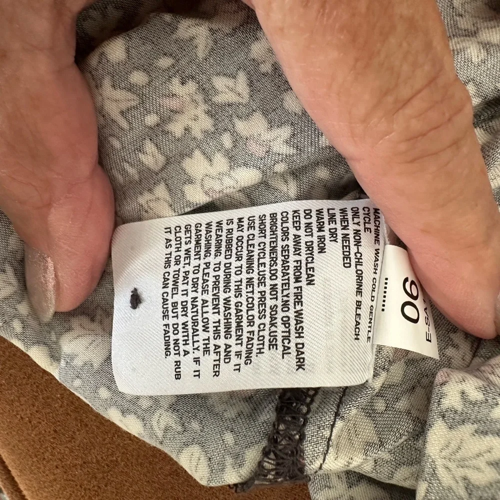 Casual Uniqlo Charcoal and Cream with Peach Floral Button Down Shirt Size XL - Picture 3 of 5